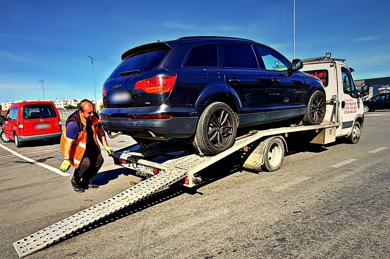 Încărcarea unui SUV pe platforma FECU Tractări Auto