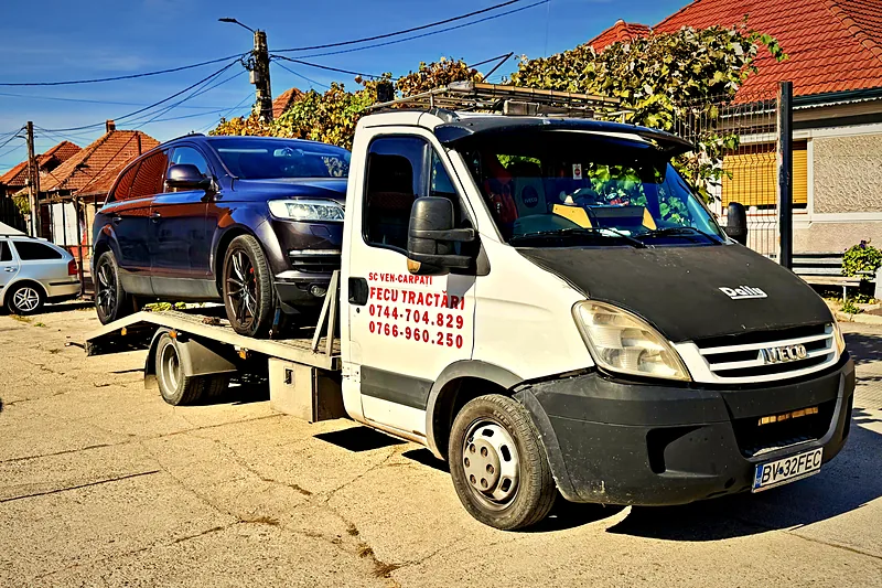 Vehicul livrat pe platformă către destinația clientului