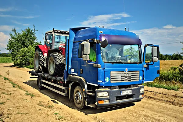 Autospecială MAN FECU cu tractor pe platformă