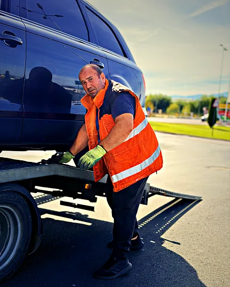 Silviu Ștefănescu, FECU Tractări Auto, lângă autospecială în timpul unei intervenții