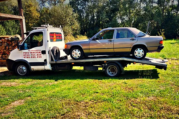 Autospecială FECU Tractări Auto cu autoturism pe platformă